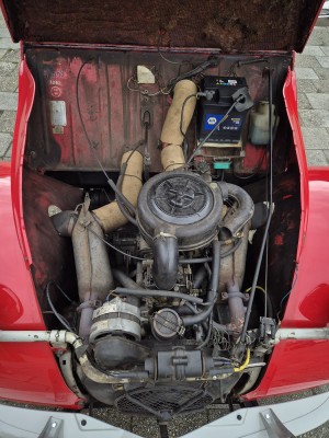 2CV6 Rood motorruim.jpg
