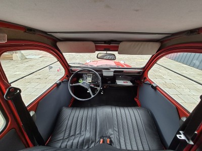 2CV6 Rood binnen.jpg